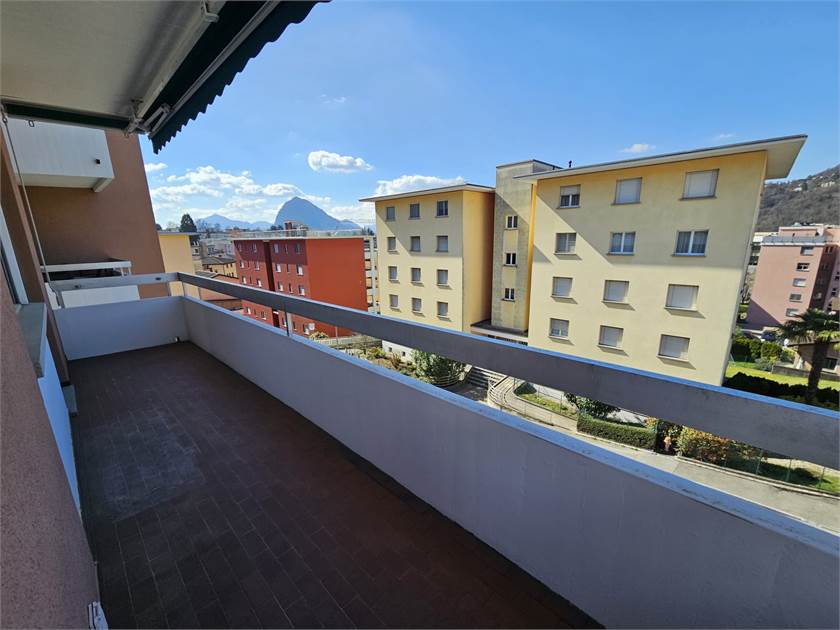 Balkon mit Ausblick auf Wohngebäude