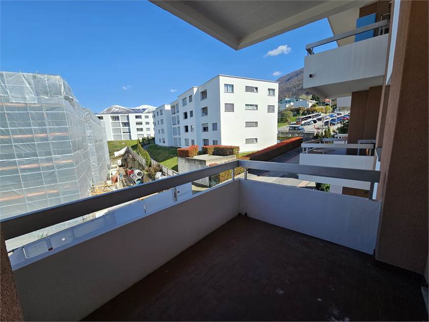 Balkon mit Berg- und Wohnumfeld