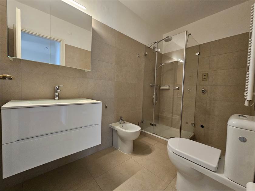 Modernes Badezimmer mit Dusche, WC und Waschtisch