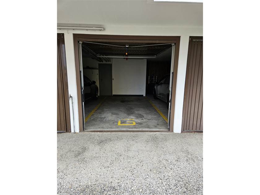 Garagenzufahrt mit geöffnetem Tor