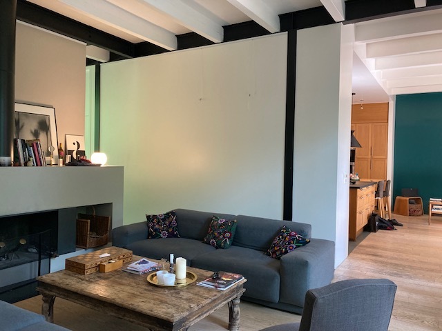 Wohnzimmer mit offenem Durchgang zur Küche