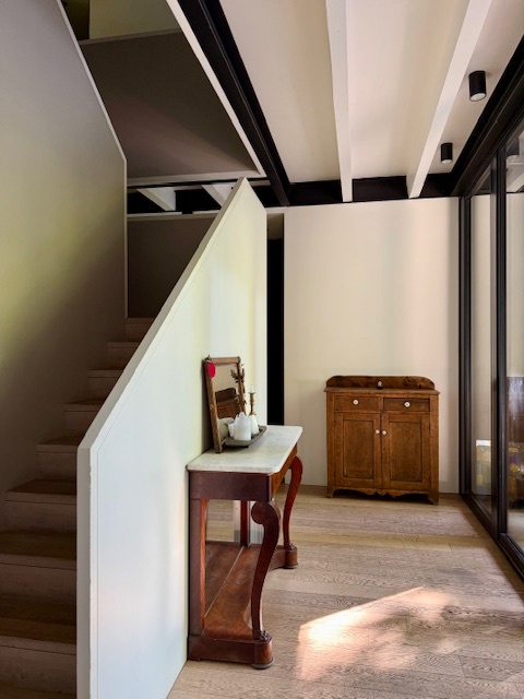 Flur mit Treppe und Sideboard