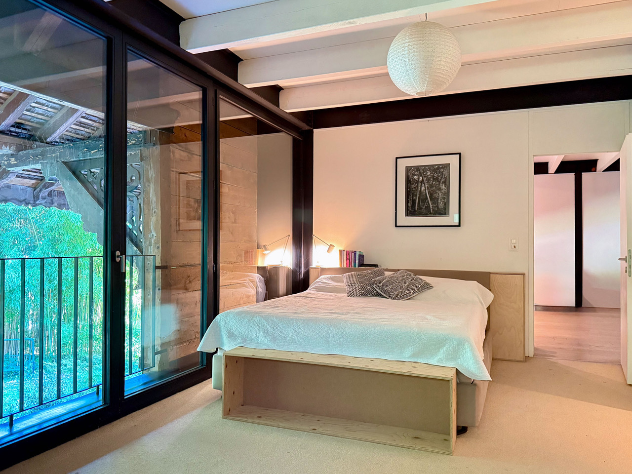 Helles Schlafzimmer mit Balkonzugang