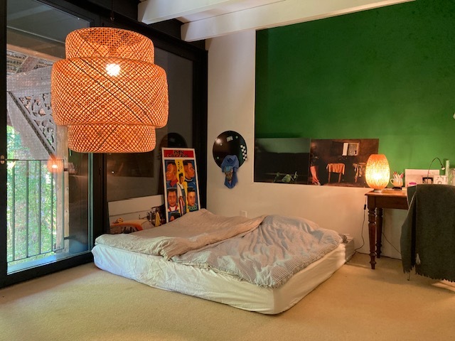 Modernes Schlafzimmer mit farbiger Akzentwand