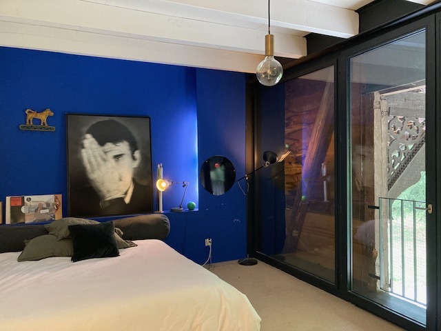 Schlafzimmer mit kräftig blauer Akzentwand