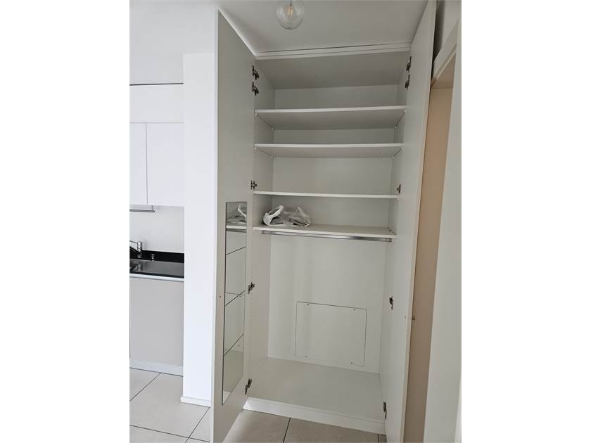 Einbauschrank im hellen Innenraum