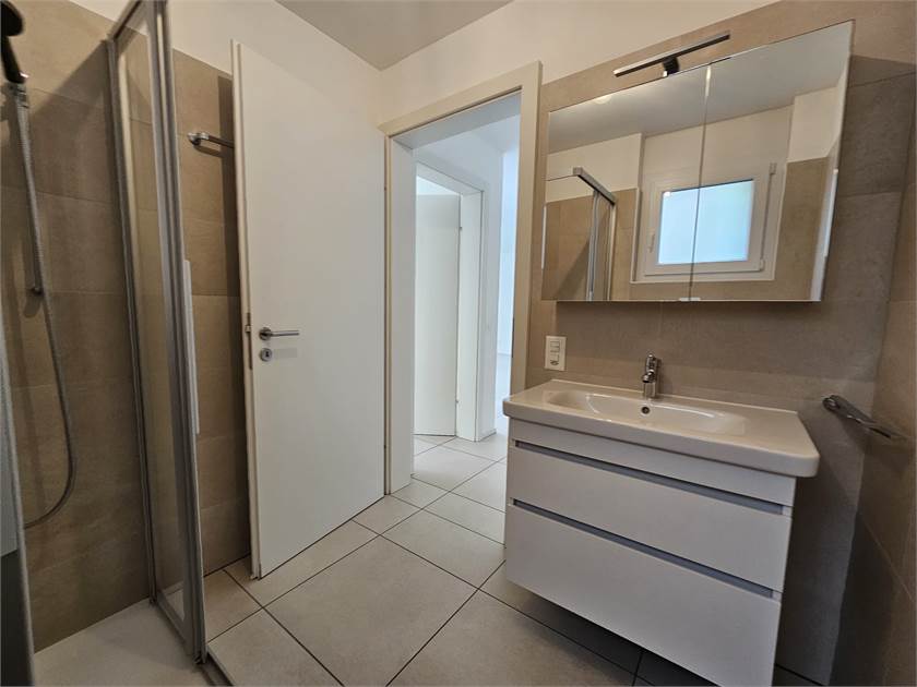 Modernes Badezimmer mit Dusche und Waschtisch