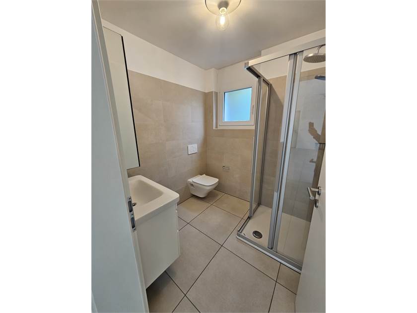 Modernes Badezimmer mit Dusche und WC