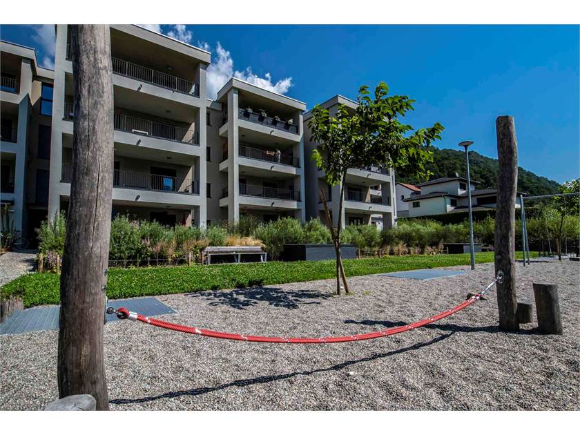 Außenansicht eines modernen Wohnkomplexes mit Spielbereich