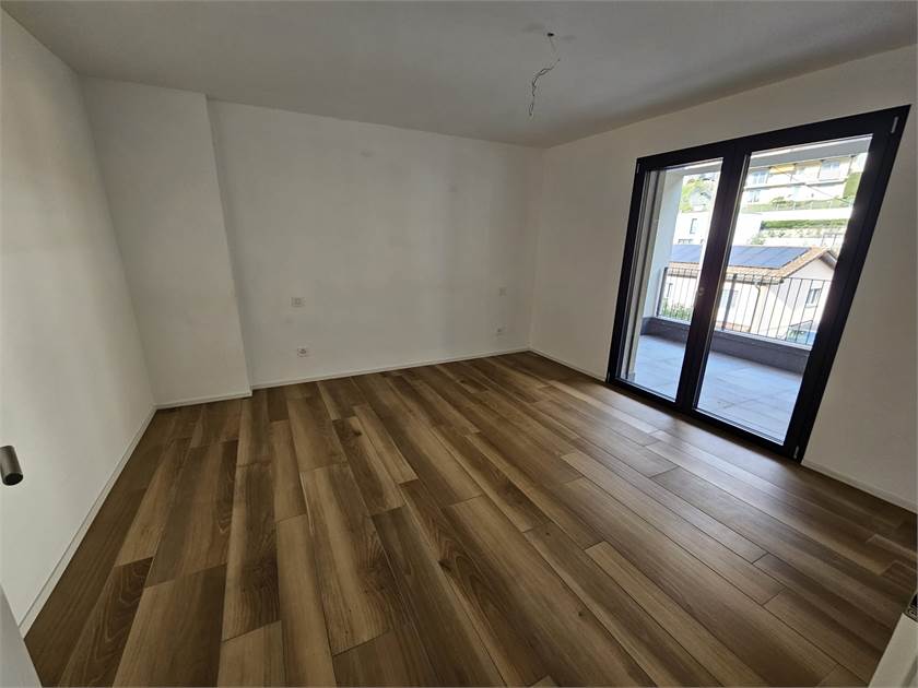Leerer Wohnraum mit Balkonzugang