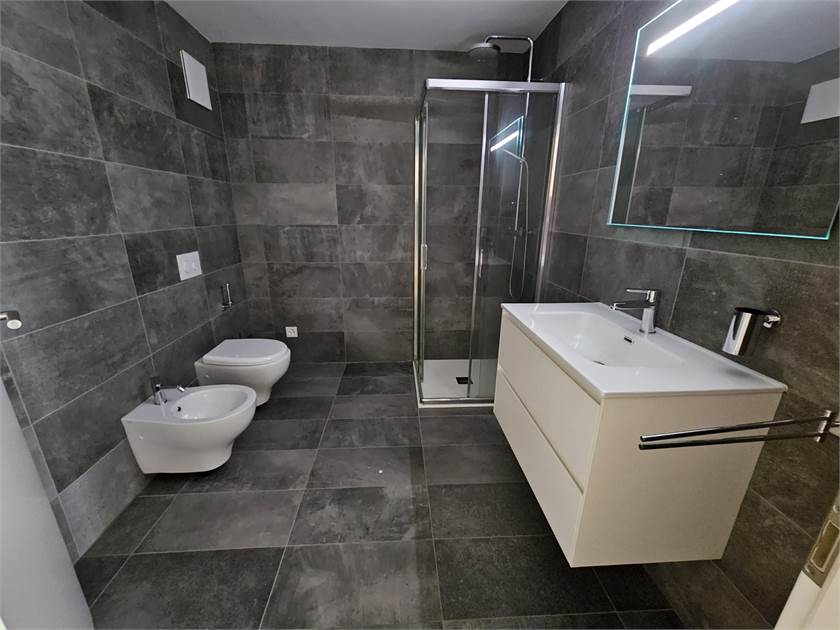 Modernes Badezimmer mit dunklen Fliesen