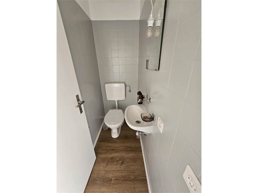 Gäste-WC mit Toilette und kleinem Waschbecken