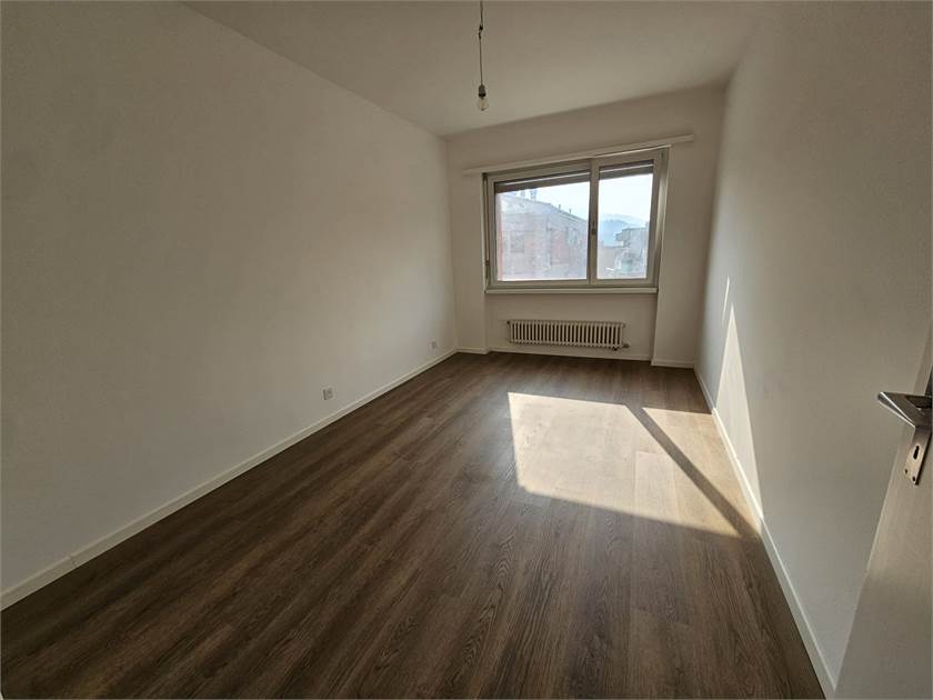 Leerer, lichtdurchfluteter Raum mit Fenster