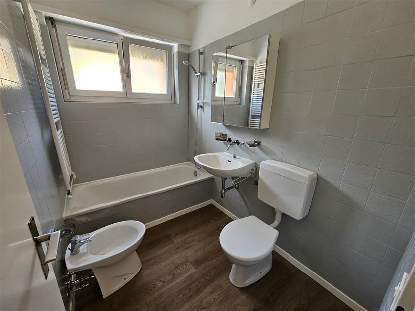 Kleines Badezimmer mit Wanne und WC
