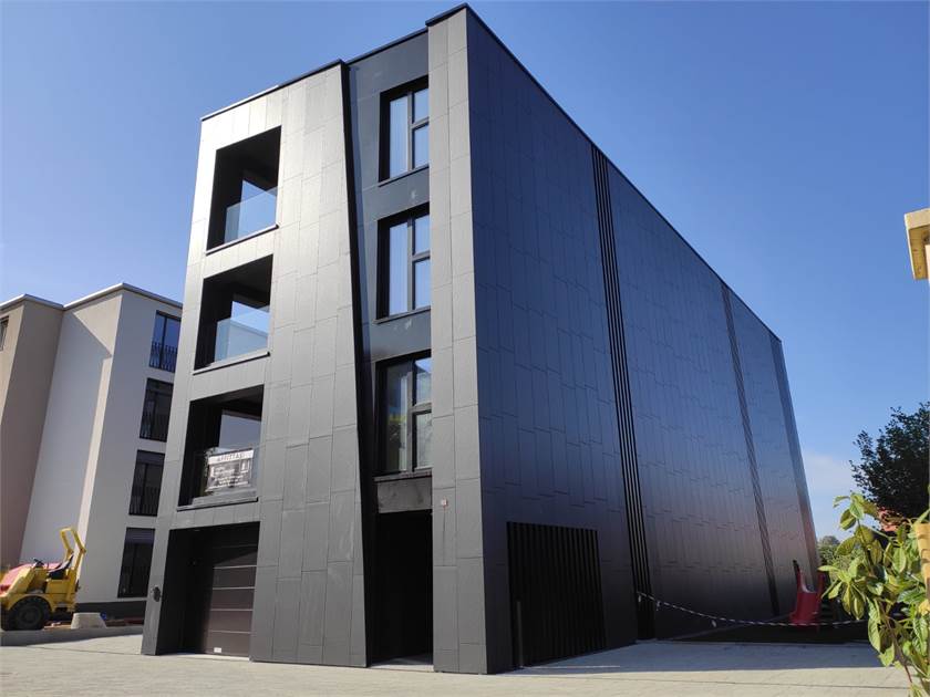 Modernes schwarzes Wohngebäude