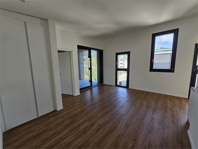 Modernes leeres Zimmer mit großen Fenstern