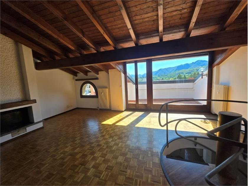 Wohnraum mit Holzbalkendecke und Terrasse