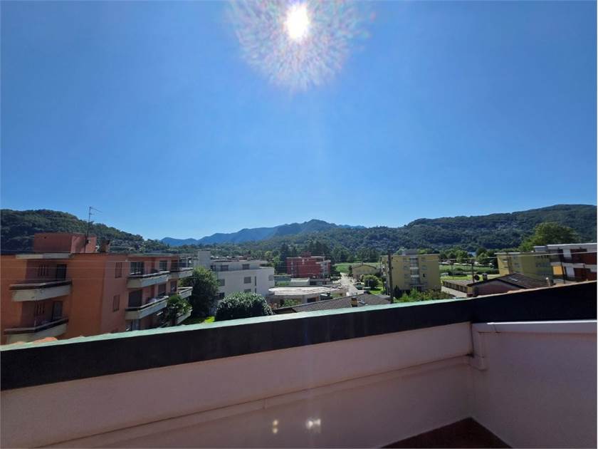 Balkon mit Berg- und Stadtblick