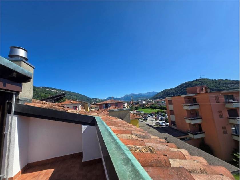 Dachterrasse mit Stadt- und Bergblick