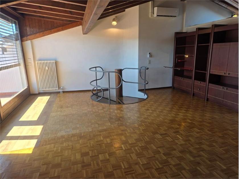 Ausgebauter Dachraum mit Holzbalken und Parquetboden