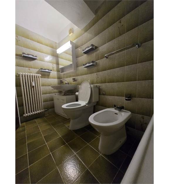 Kleines, retro wirkendes Badezimmer mit WC und Bidet
