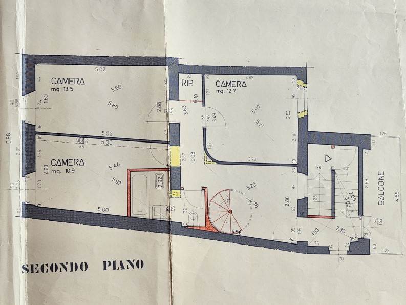 Grundriss des zweiten Obergeschosses mit Zimmern und Balkon