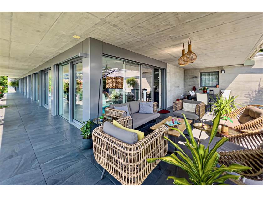 Überdachte Terrasse mit Lounge-Möbeln
