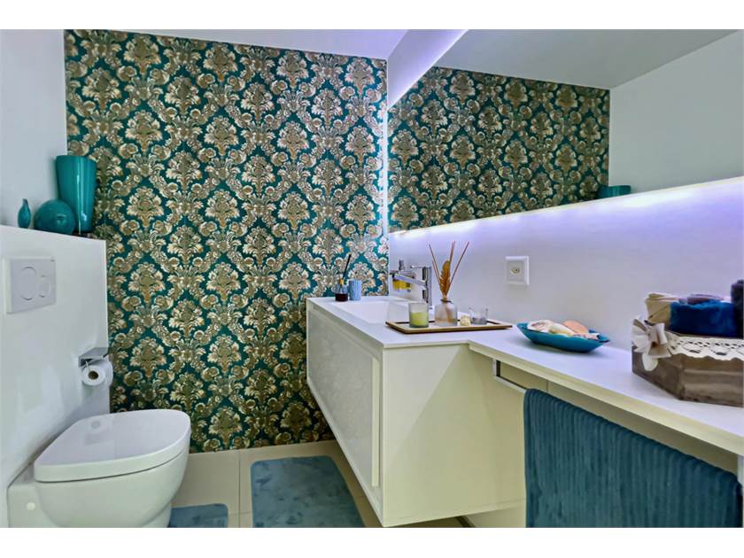 Modernes Gäste-WC mit dekorativer Tapete