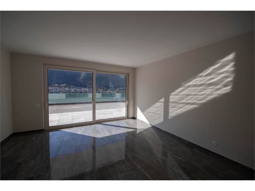 Leerer Wohnraum mit Seeblick
