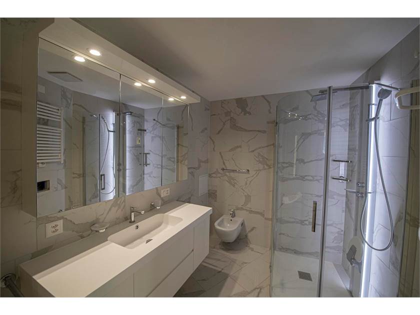 Modernes Badezimmer mit Walk-in-Dusche und Doppelwaschtisch