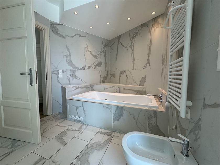 Modernes Badezimmer mit Marmoroptik