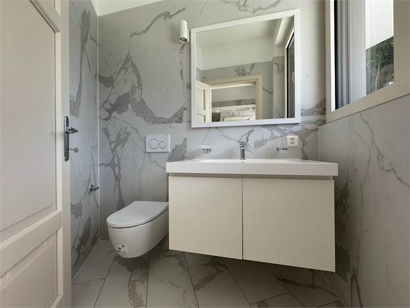 Modernes Gäste-WC mit Marmoroptik
