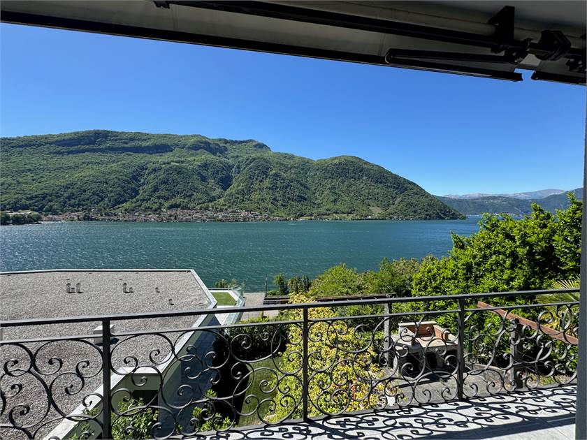 Seeblick von einem Balkon