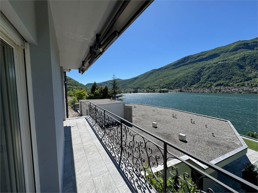 Balkon mit Seeblick und Bergpanorama