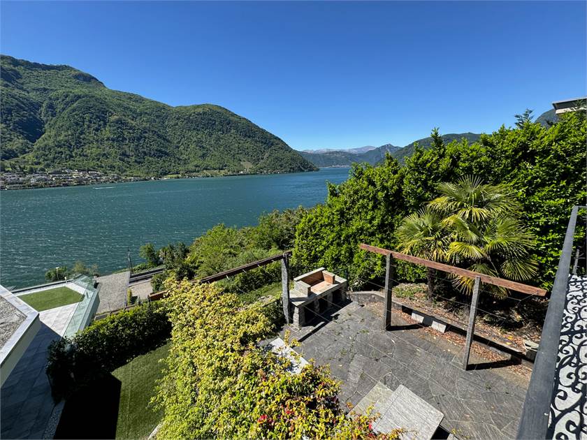 Seeblick von einer Terrasse