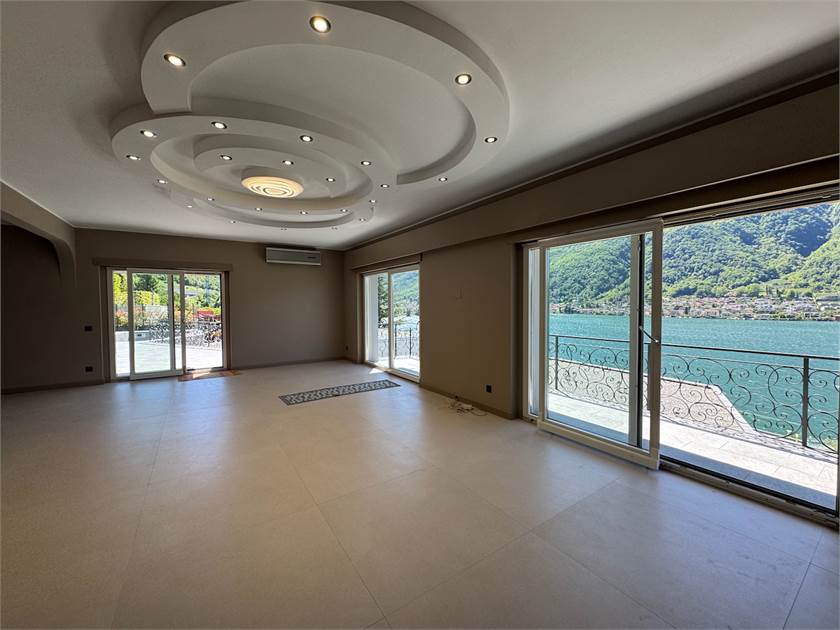 Großer Wohnraum mit Seeblick