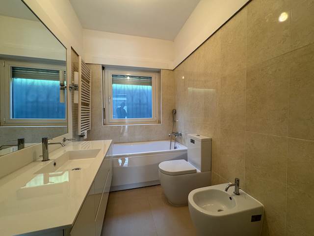 Modernes Badezimmer mit Wanne und Doppelwaschbecken