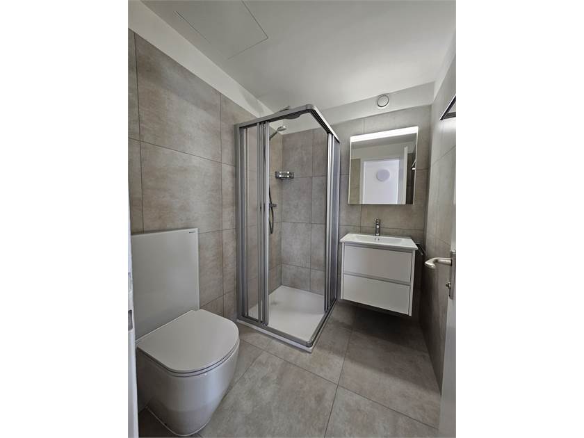 Modernes Badezimmer mit begehbarer Dusche