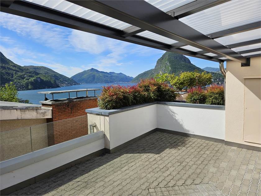 Terrasse mit Seeblick und Bergpanorama