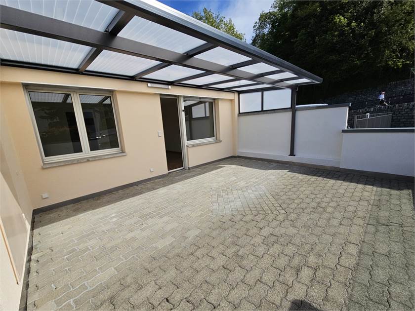 Überdachte Terrasse mit gepflastertem Boden