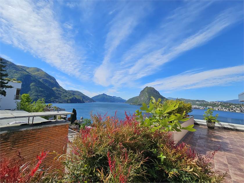 Terrasse mit Seeblick und Bergen