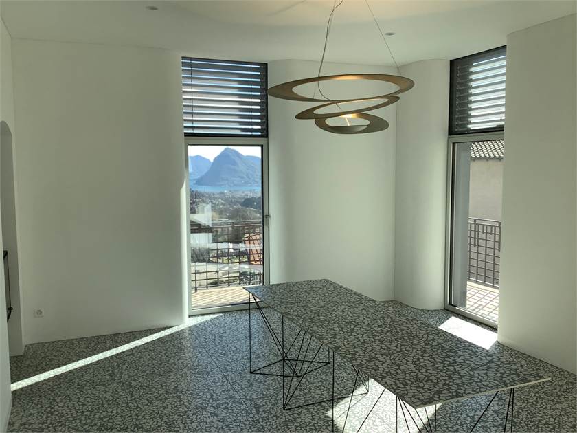 Modernes Esszimmer mit Panoramafenstern