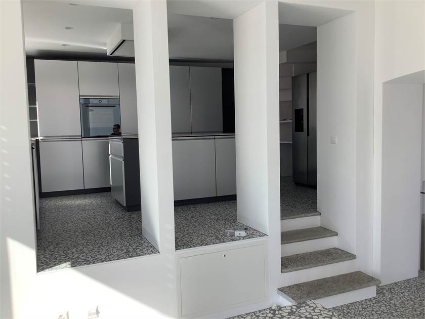 Offener Küchenbereich mit Treppe und Nischen