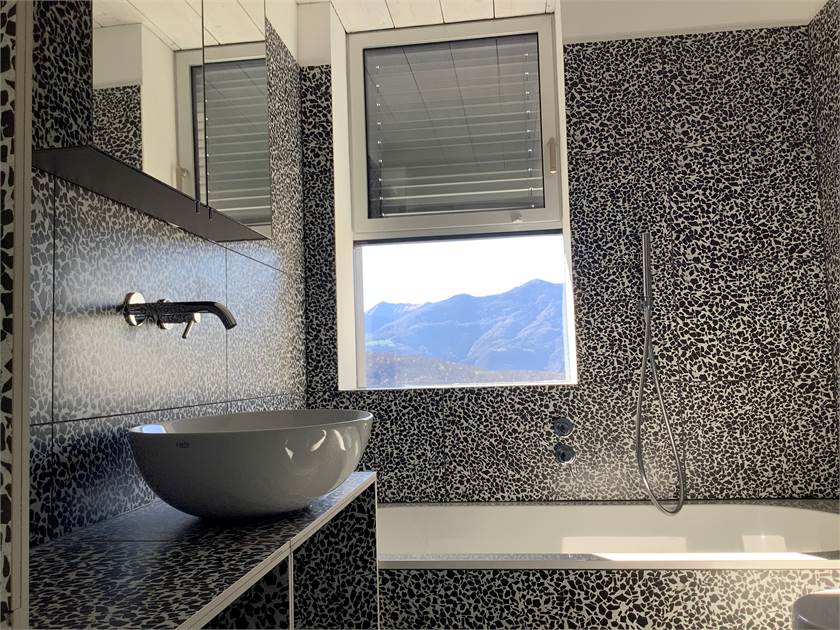 Modernes Badezimmer mit Bergblick