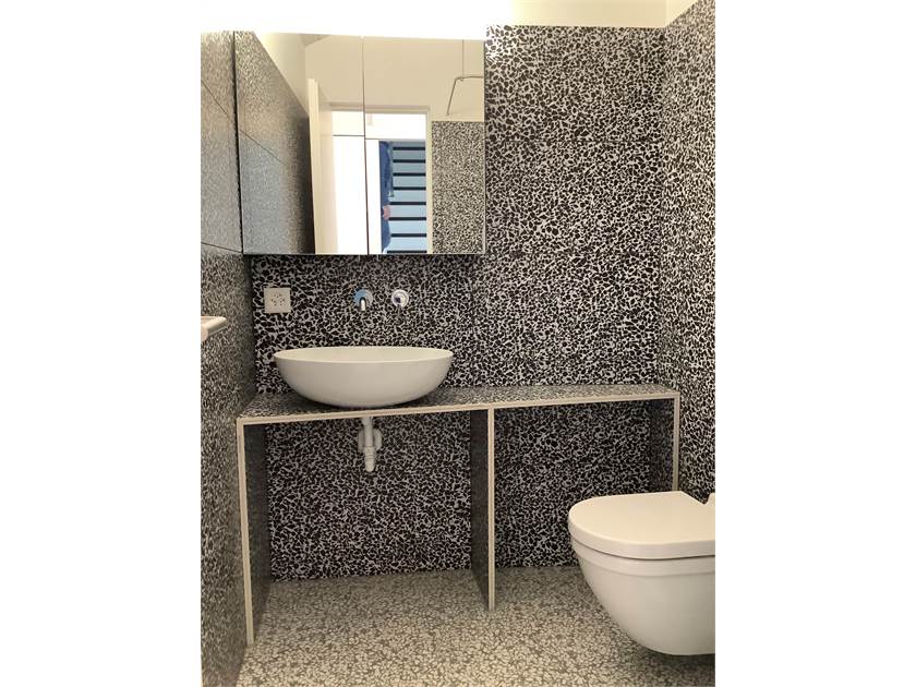 Gäste-WC mit auffälligem Schwarz-Weiß-Muster