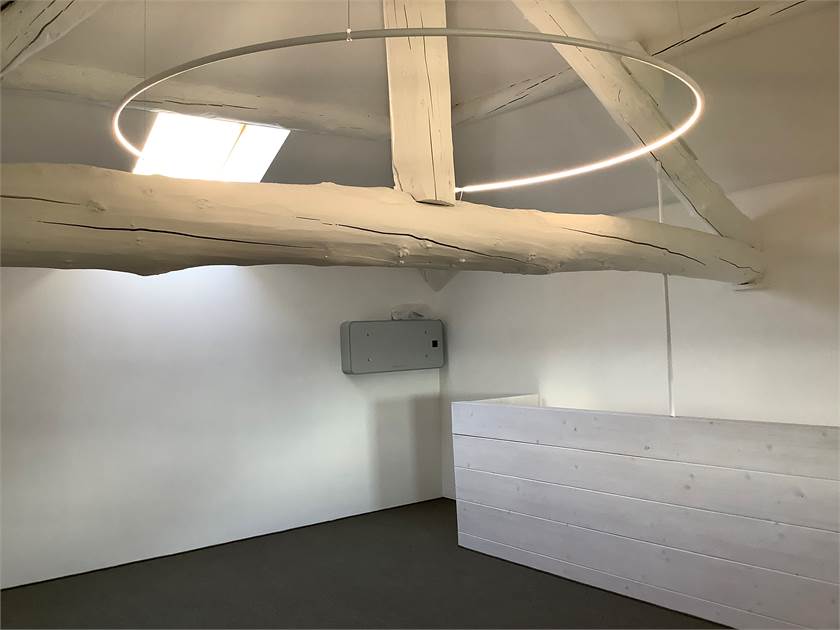 Dachgeschossraum mit sichtbaren Holzbalken