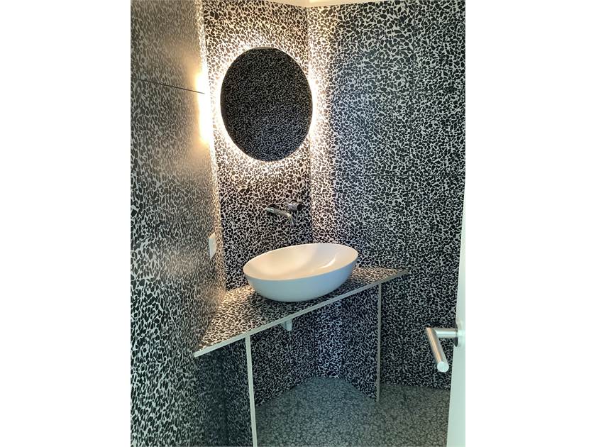 Modernes Gäste-WC mit auffälligem Muster