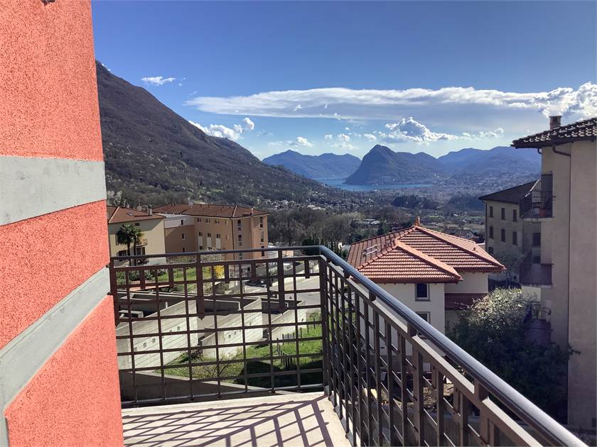 Balkon mit Berg- und Seeblick