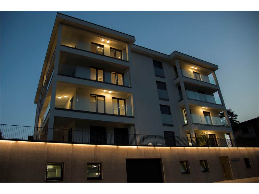 Modernes Mehrfamilienhaus bei Dämmerung