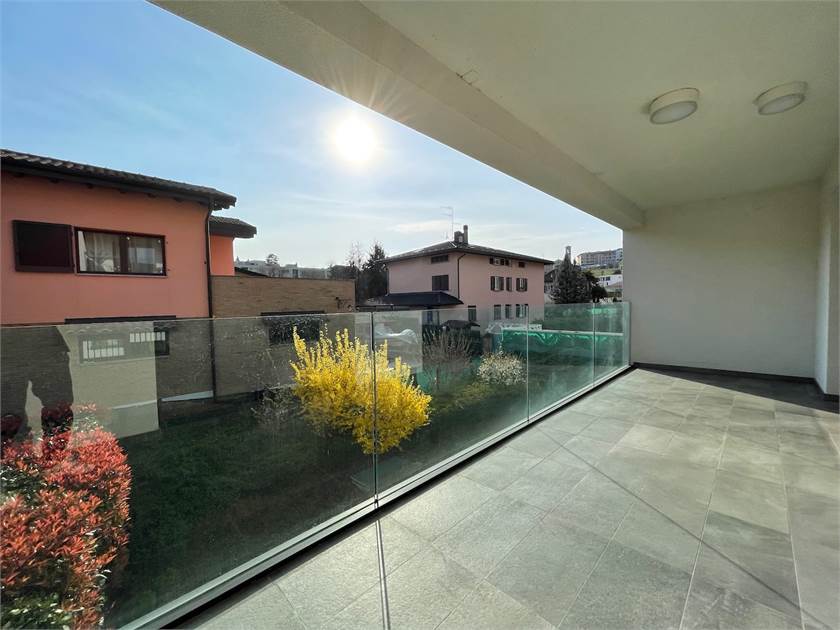 Überdachte Terrasse mit Glasgeländer
